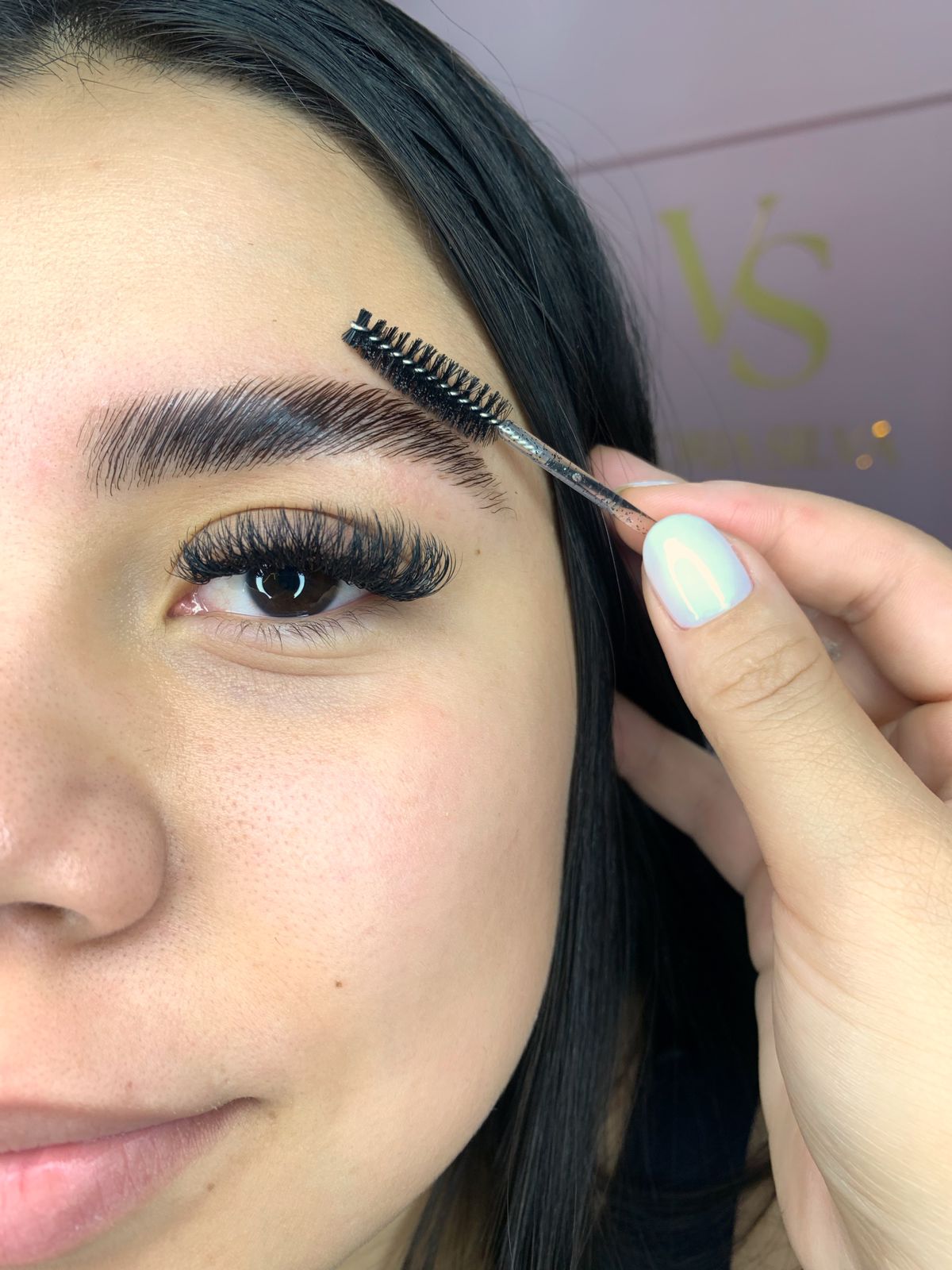 Sobrancelhas preenchidas com acabamento delicado